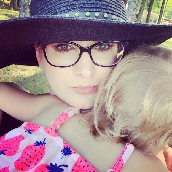 Meet your Posher, Andrea - Picture 5 of 6